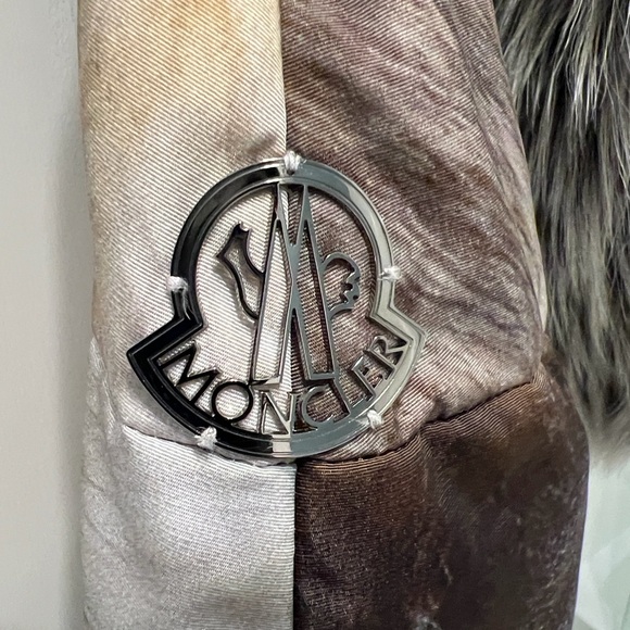 MONCLER GAMME ROUGE GIAMBATTISTA VALLI FUR HOODED CAPE
One Size Fits Most - Picture 7 of 14